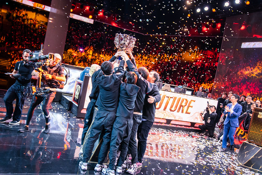 T1锁定全球总决赛四号种子席位，GEN晋级败者组决赛，Chovy薇古丝超神发挥，GEN精准资源控制决胜败者组决赛资格争夺